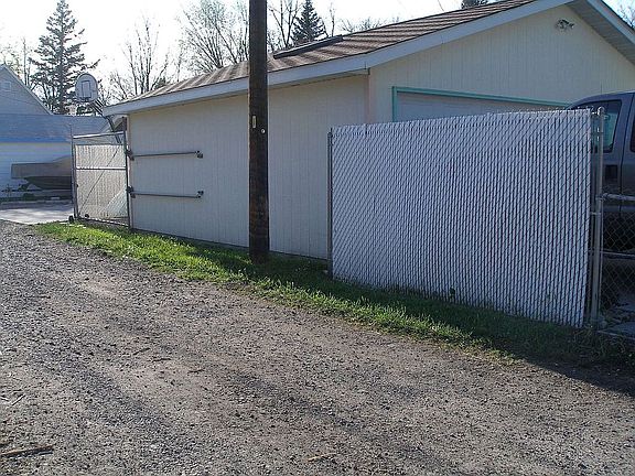 alley w/rolling gate for RV