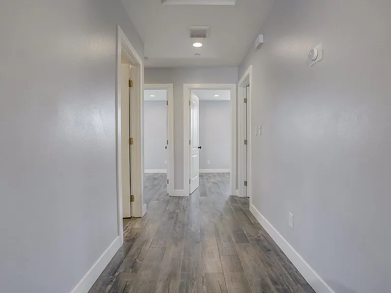 5258 1/2 E Oakland St — Photo 7