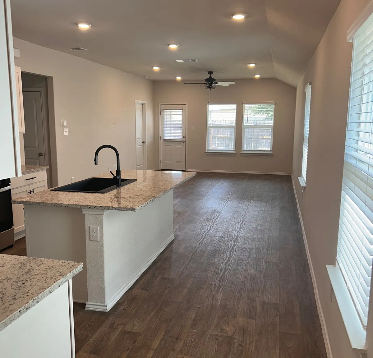 3 bed, 1296 sqft, $1,800 — Photo 2