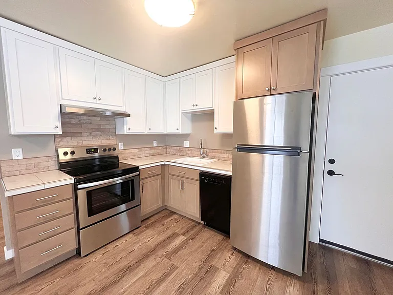 181 E Tall Fir Ct #D — Photo 7