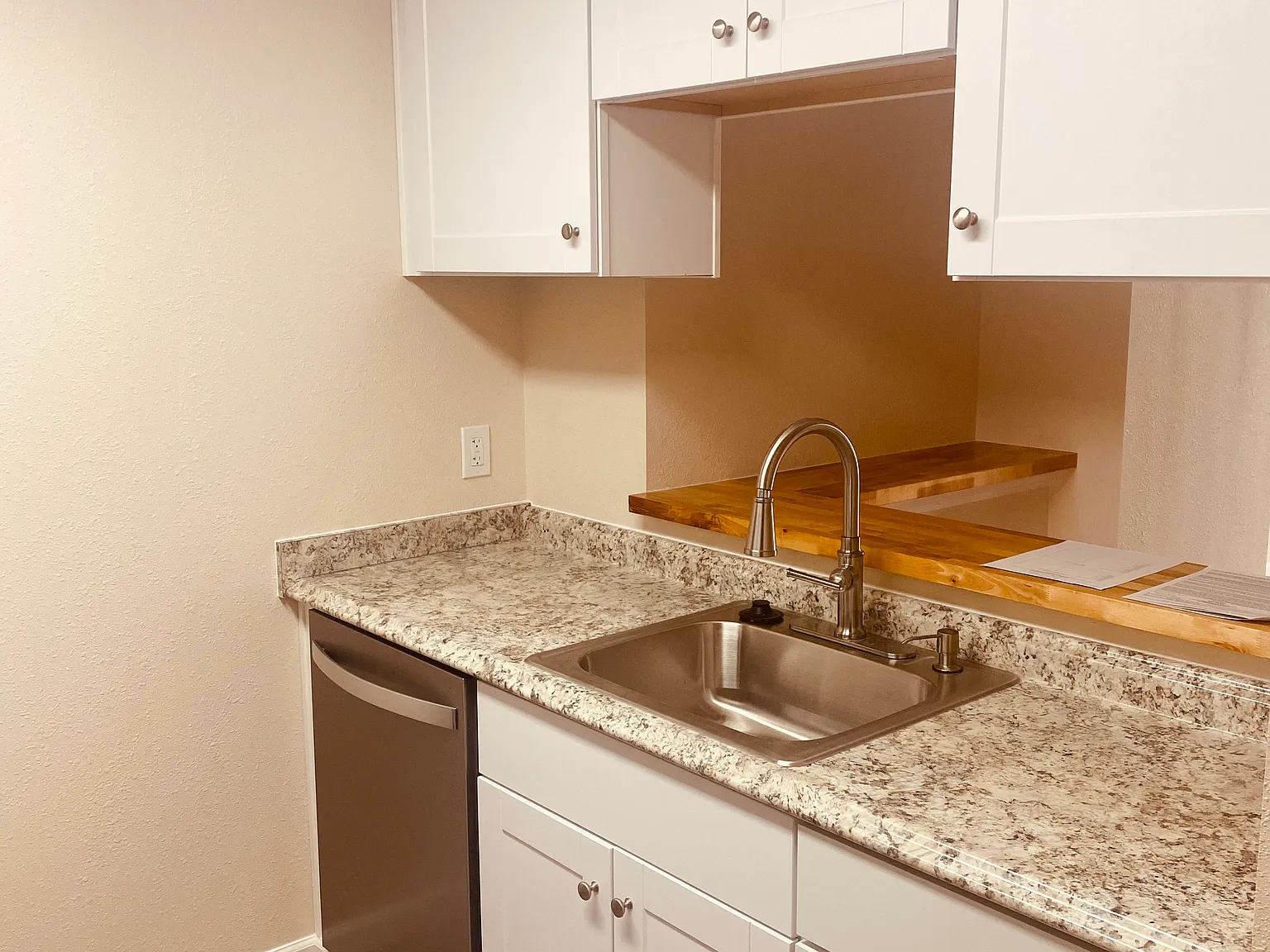 2 bed, 855 sqft, $1,950 — Photo 2