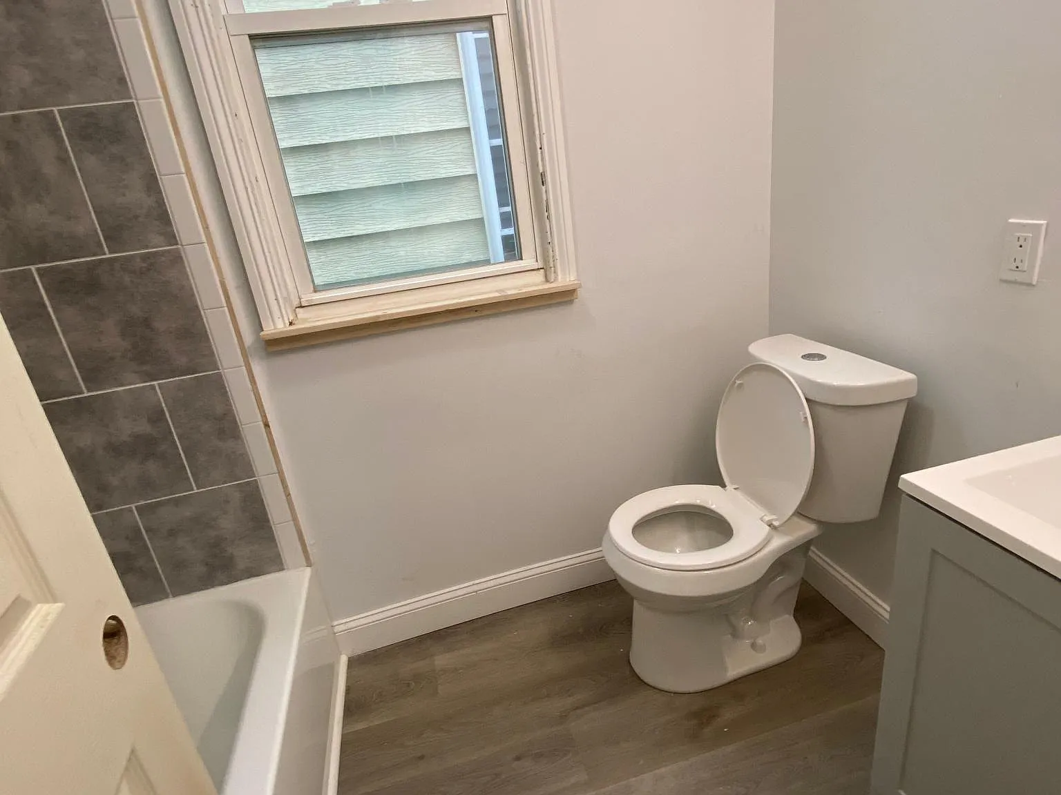 467 Hudson Ave — Photo 4
