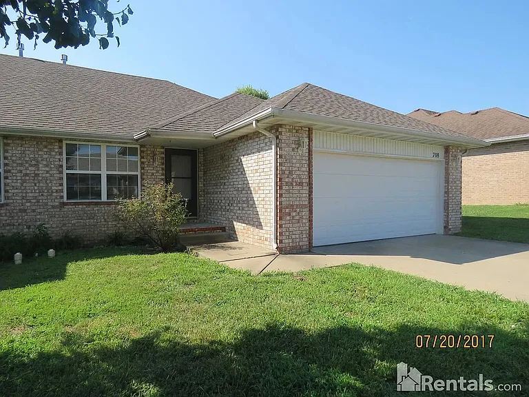 708 W Foxx Dr — Photo 1