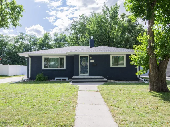 2302 10th St N, Fargo, ND 58102