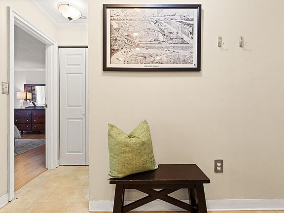 5th image of 3 Summit Dr APT 17