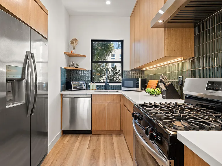 1916 W Ct — Photo 4