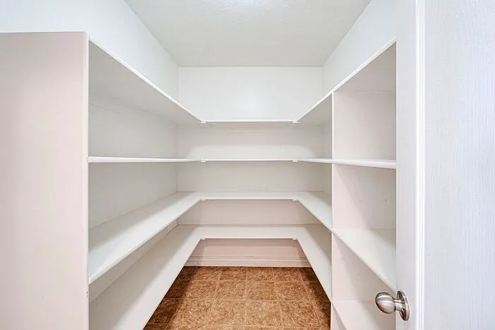 4 bed, 2.5 bath, 2396 sqft, $2,300 — Photo 4