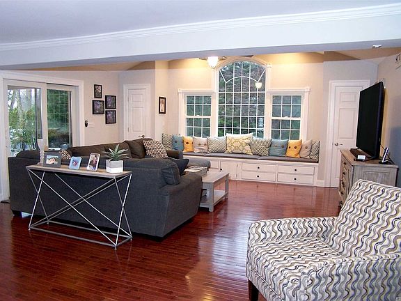 5th image of 22 Stuyvesant Cir E
