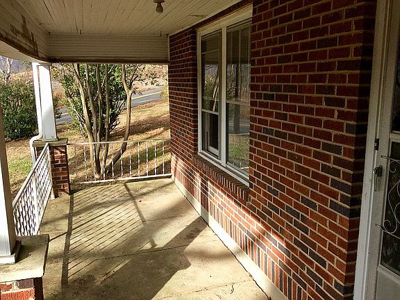 Front Porch (22' x 7')