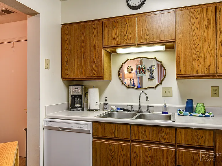 Hickory Knoll Apartments — Photo 18