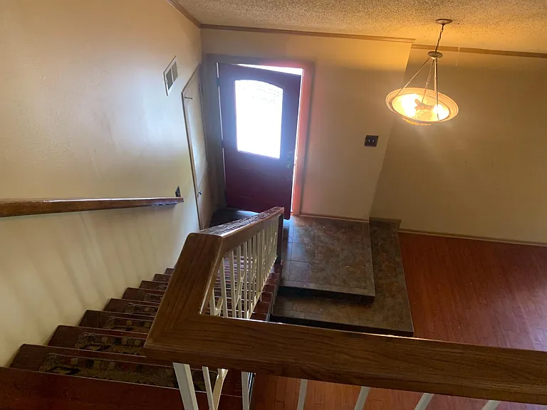 1001 Gloucester St N — Photo 4
