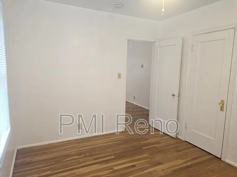 530 Burns St — Photo 9