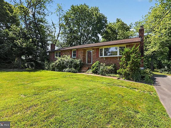 3rd image of 136 Kingston Dr