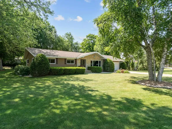 W6462 Lakeview Ct, Menasha, WI 54952