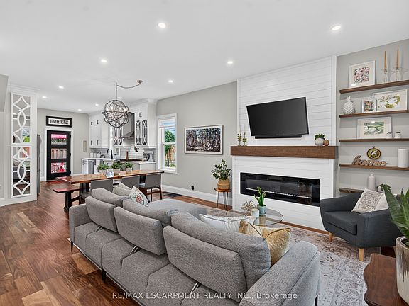 5th image of 122 Stuart St