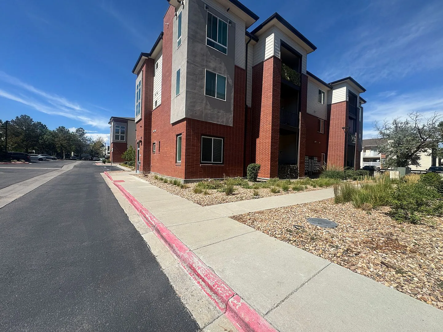 Contemporary 2 Bedroom Condo in the Heart of Aurora — Photo 2