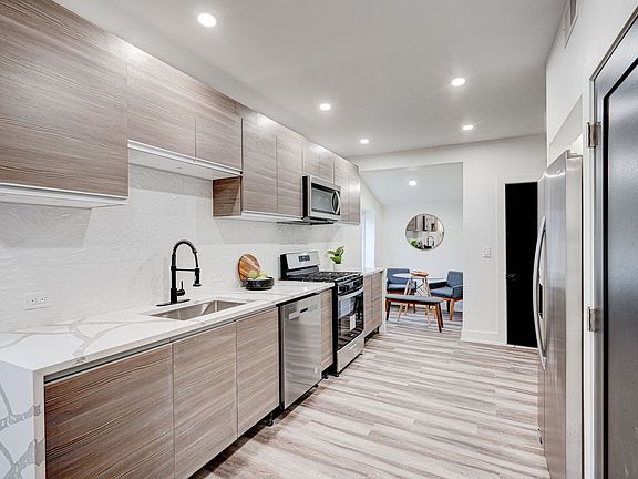 4th image of 3329 W Dickens Ave