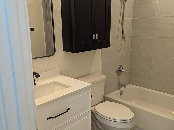4th image of 919 N Elm St #919