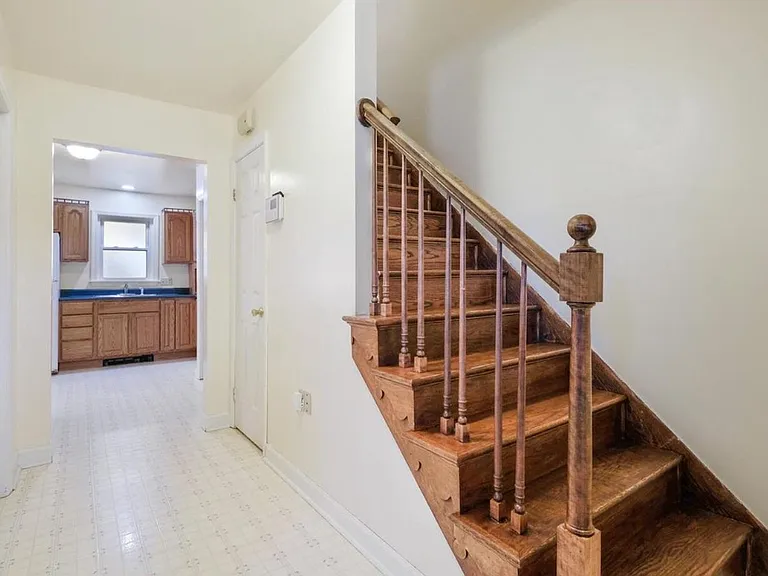 25 N Maple Ave — Photo 2