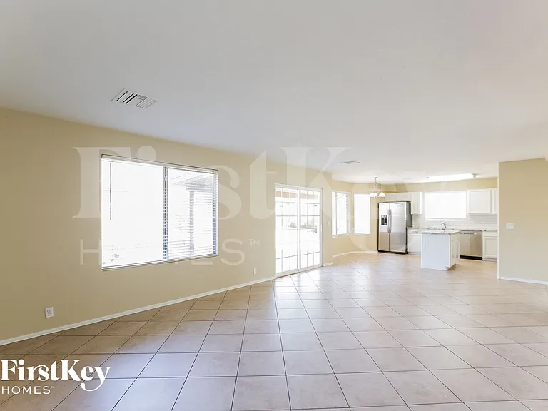 8736 W Tuckey Ln — Photo 3
