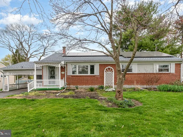 10 Rockaway Dr, Camp Hill, PA 17011