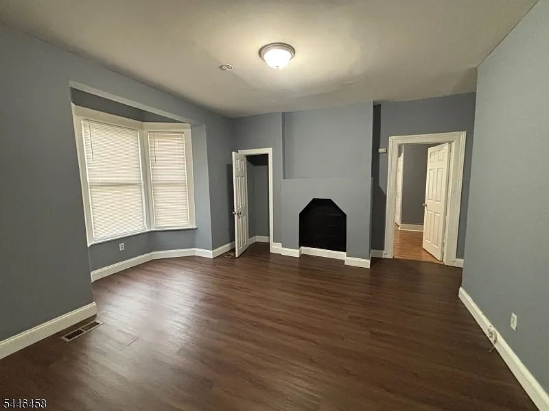3 bed, 1.0 bath, $2,100 — Photo 2