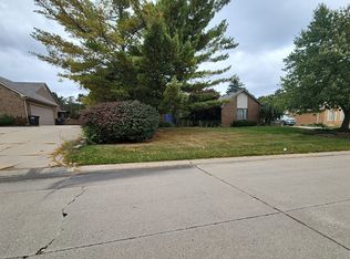 46328 N Valley Dr, Northville, MI