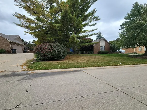 46328 N Valley Dr, Northville, MI 48167