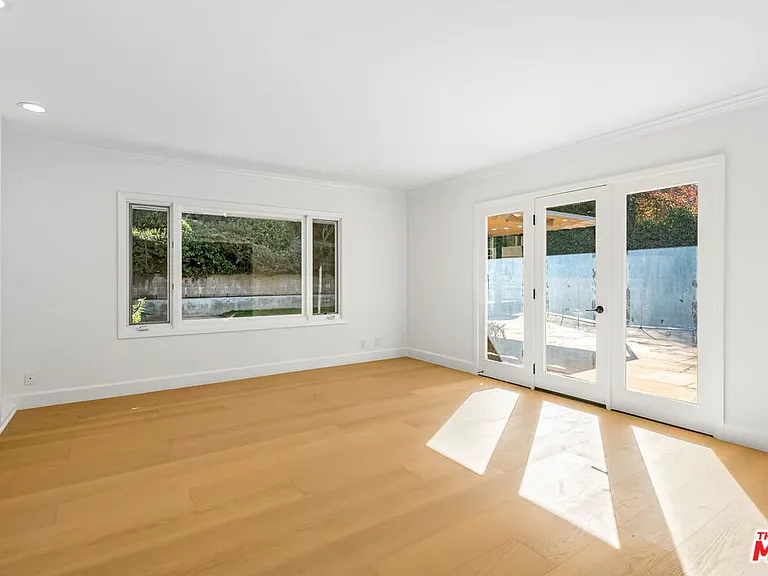 1836 N Doheny Dr — Photo 15