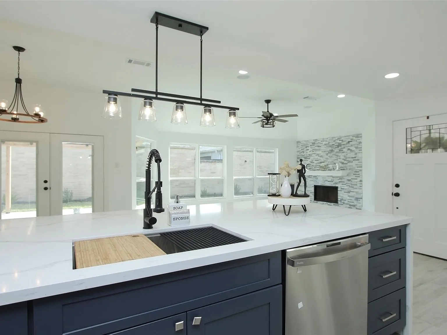 3 bed, 2.0 bath, 1544 sqft, $2,195 — Photo 1