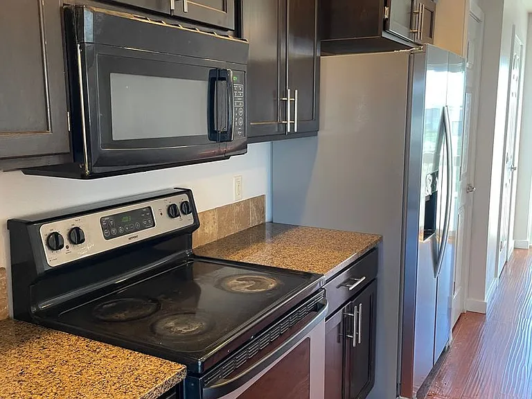 527 E St NE — Photo 3