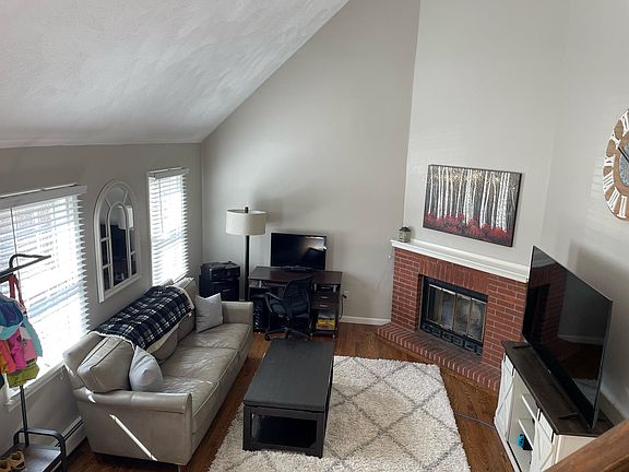 5th image of 14 Stillwater Dr