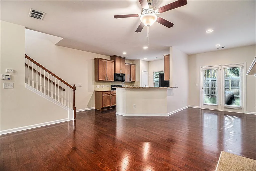 3 bed, 2.5 bath, 1505 sqft, $1,975 — Photo 2
