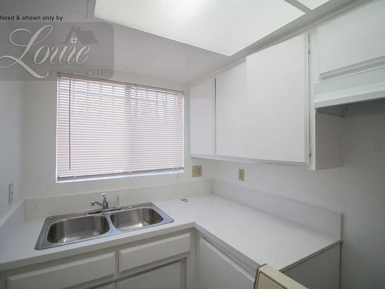 136 N Marengo Ave #C — Photo 11