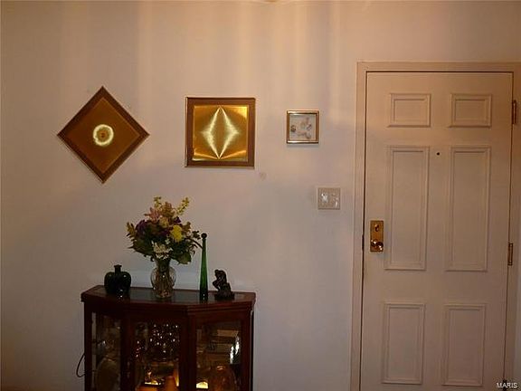 3rd image of 5555 Pershing Ave APT 2W