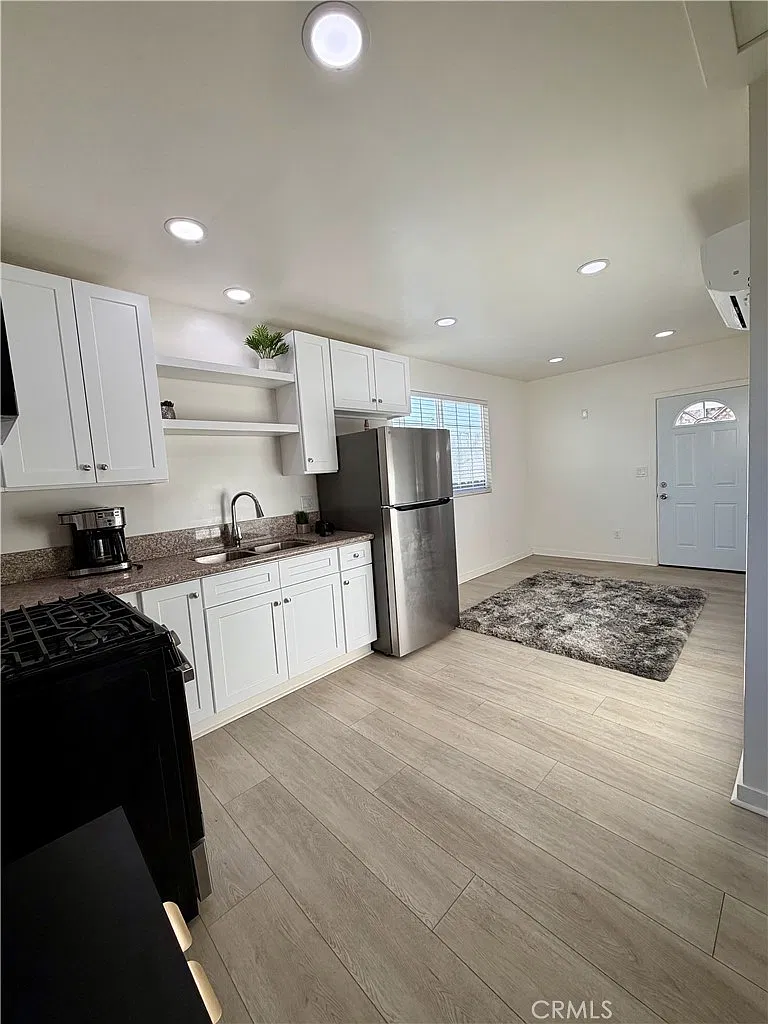 1 bed, 429 sqft, $2,100 — Photo 3