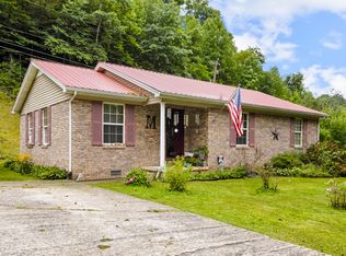 156 J C Osborne Blvd, Hyden, KY 41749