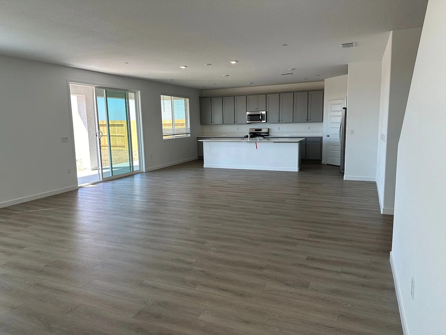 4 bed, 3025 sqft, $3,500 — Photo 4