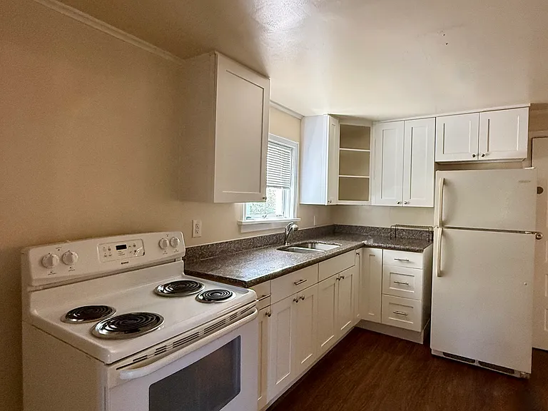 556 Ward St #L — Photo 14