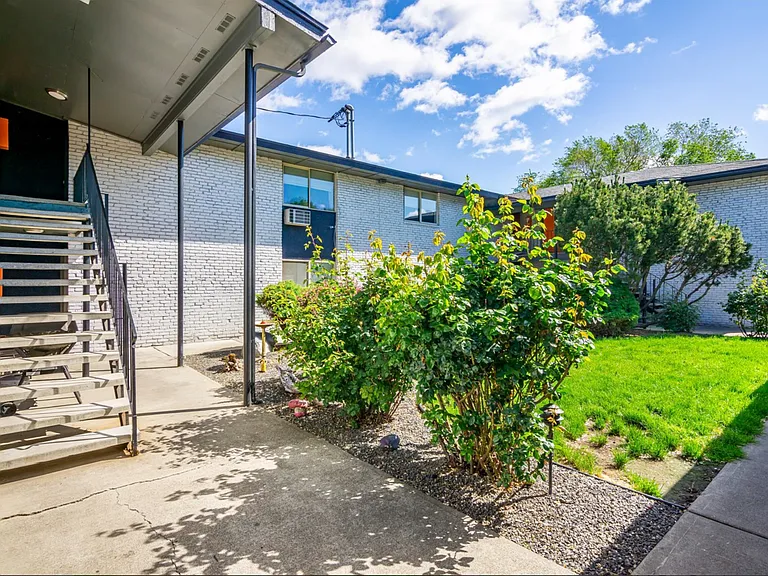 Pine Villa Apartments — Photo 16