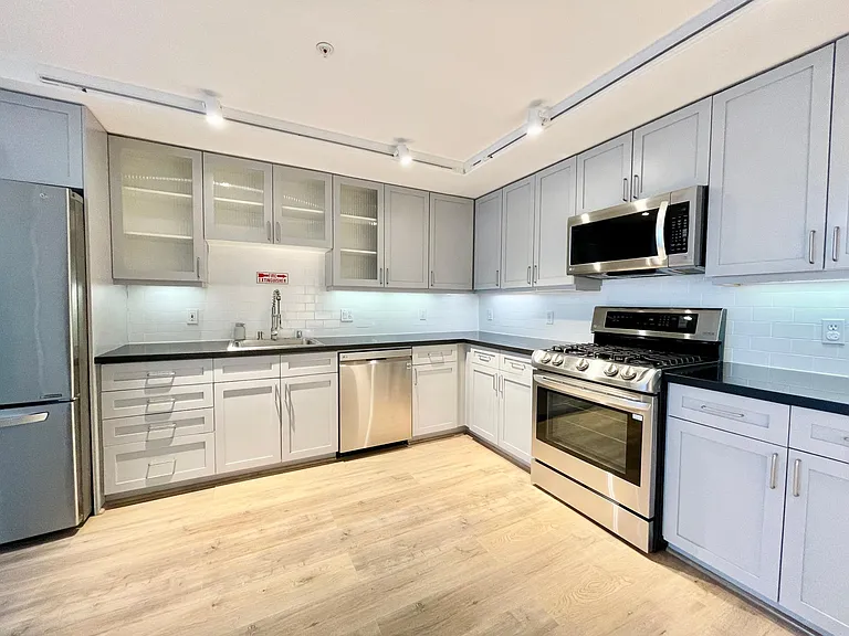 221 Clara St #10 — Photo 7