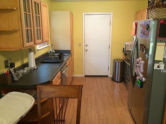 Kitchen w/ lots of storage