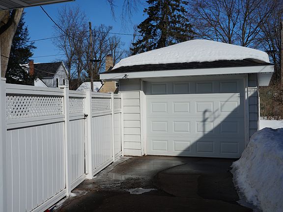 Detached 1 car garage