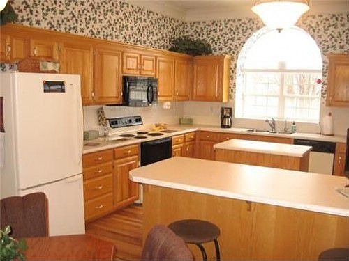 1st image of 1016 NE Woodbury Ln