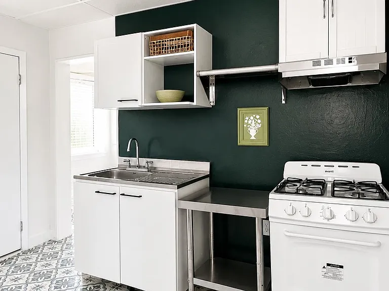671 Montgomery St #4 — Photo 2