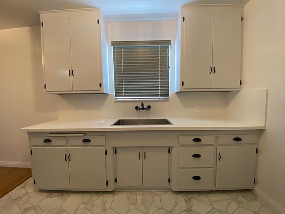 Quartz countertops and custom design finishes