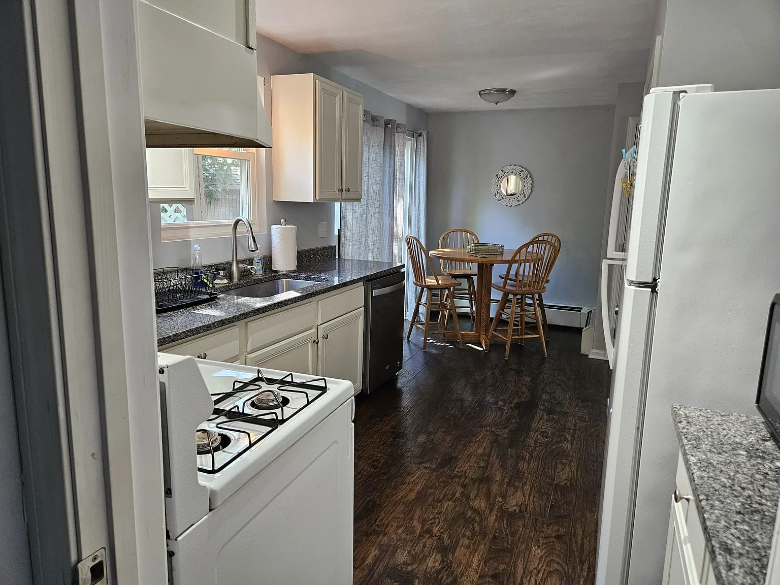 3 bed, 1.5 bath, 1200 sqft, $2,775 — Photo 3
