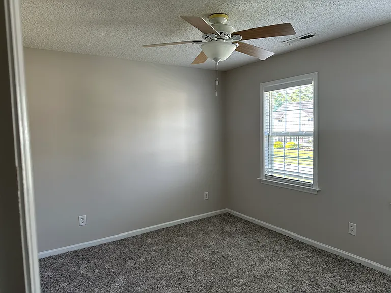 421 Holly Ln — Photo 32