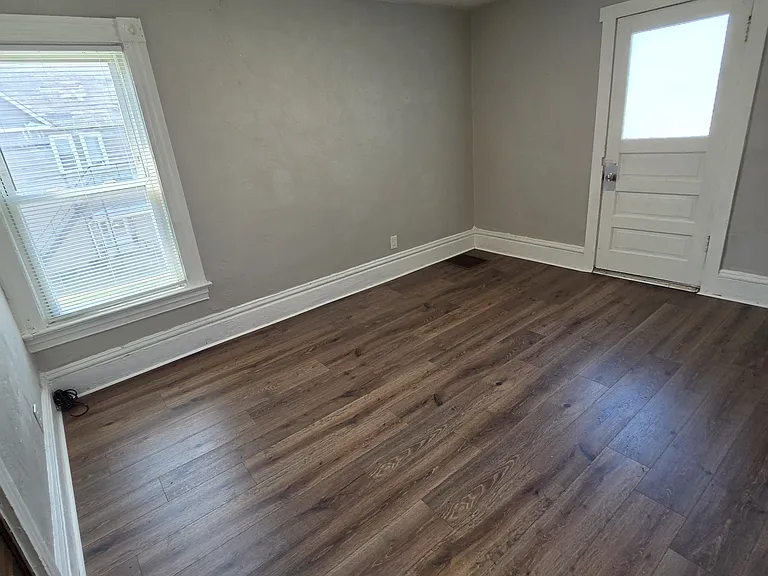 Dining/Living Room (10.5x13.5)