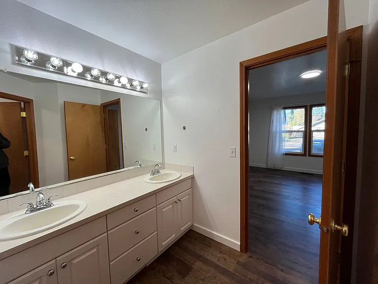 225 W Dartmouth St — Photo 17